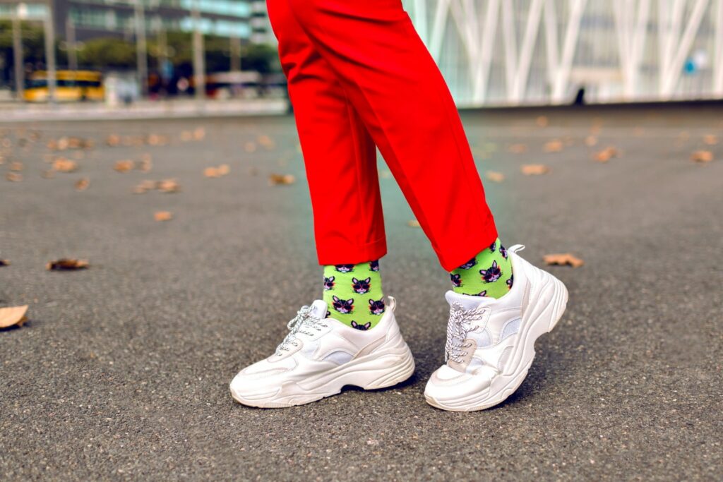 what socks to wear with white sneakers