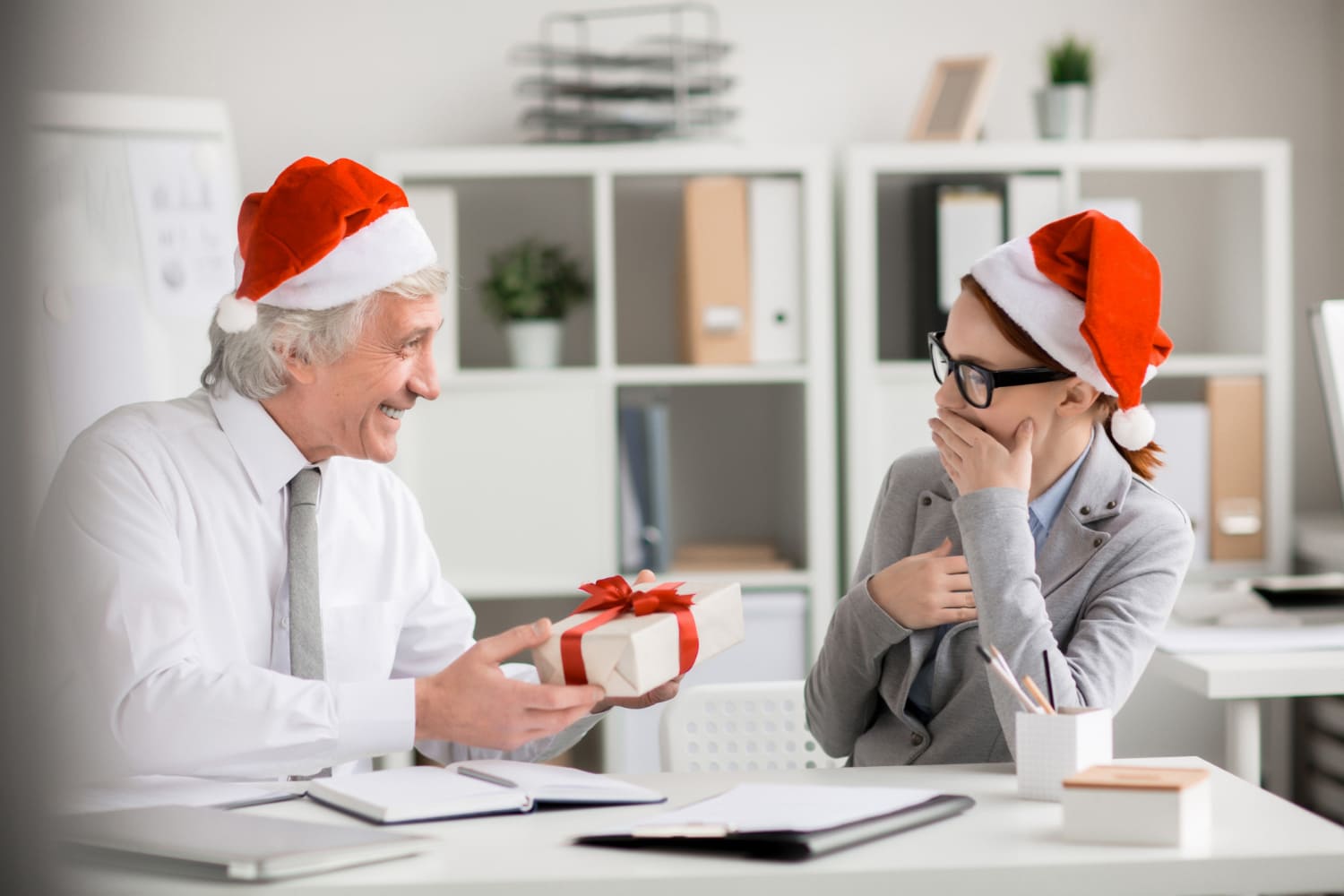 5 AMAZING Christmas Gift Ideas for OFFICE WORKERS 