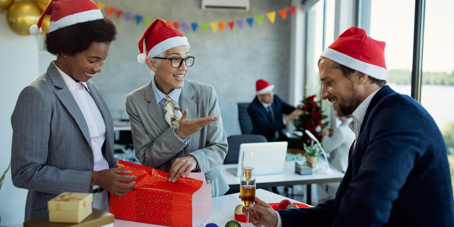 7 Bulk Christmas Gift Ideas For Coworkers 7 Bulk Christmas Gift Ideas For Coworkers